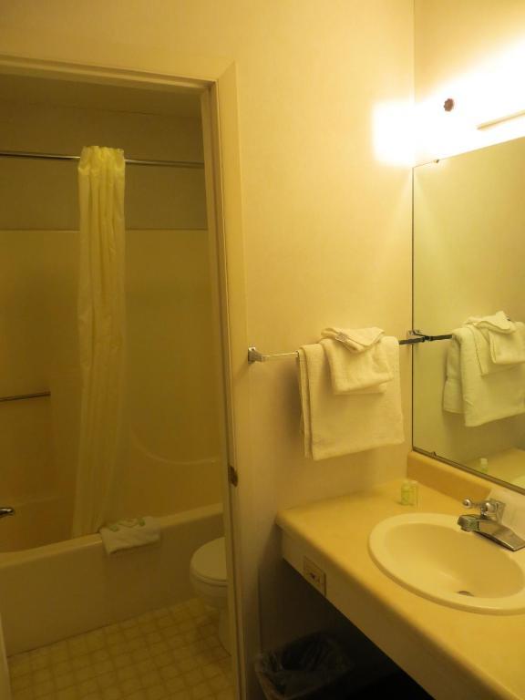 Waterfront Inn Mackinaw City Rom bilde